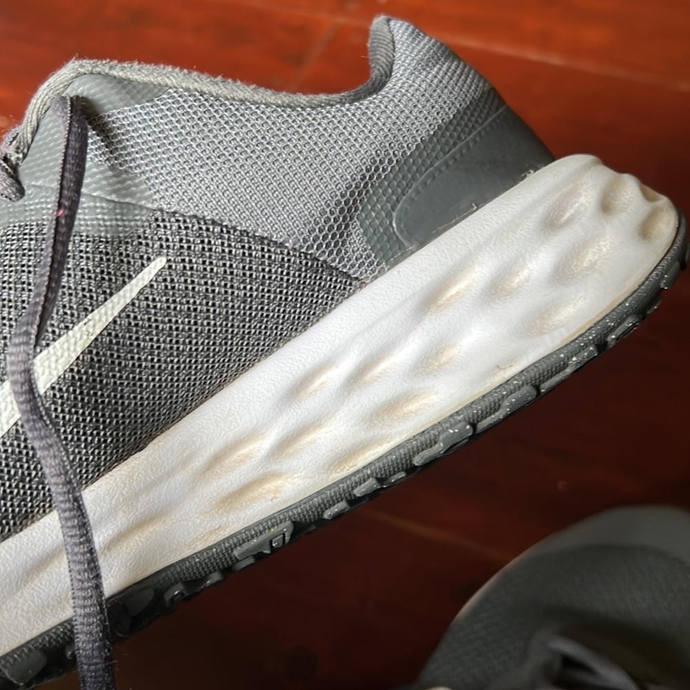 Nike revolution boys sneakers gray and white size 6 - Picture 10 of 10